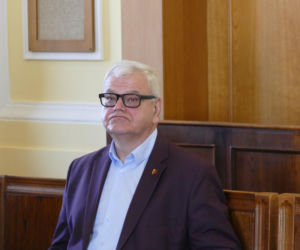 Radny nie odpowie karnie za porównanie Karola Nawrockiego do Shreka. O jego losie zadecyduje para prezydencka