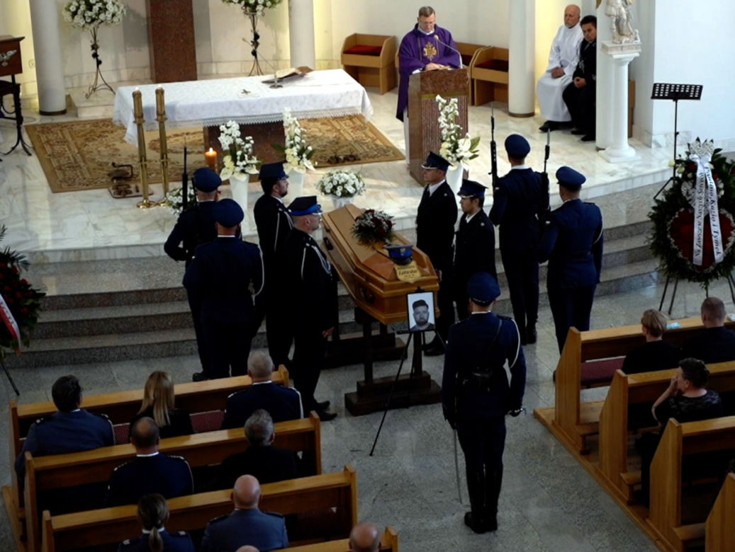 Srebrny orzeł prowadził Arka w ostatniej drodze. Poruszający gest policjantów i strażaków
