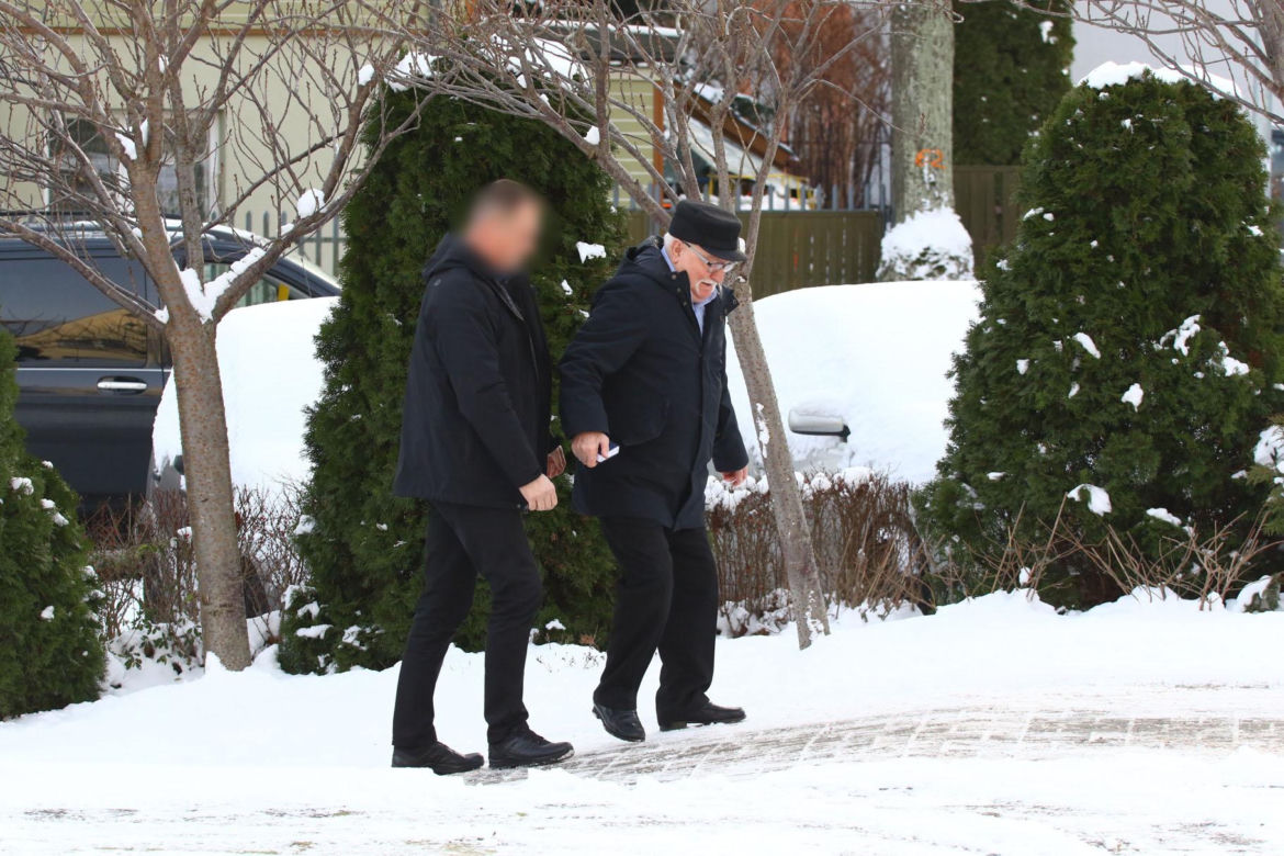Lech Wałęsa ślizga się na chodniku w drodze do kościoła