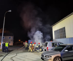 Pożar trzech samochodów w Toruniu. Nocna akcja strażaków