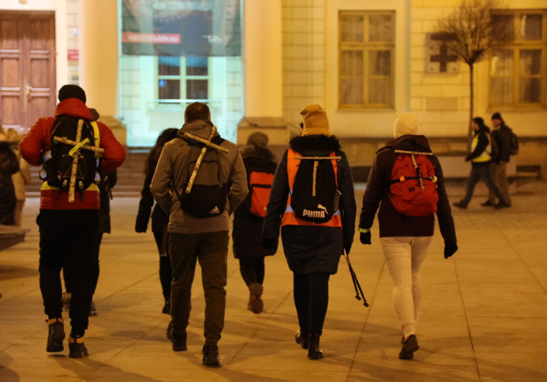 Kilka tysięcy osób w piątkowy wieczór wyruszyło z Lublina w 10. Ekstremalną Drogę Krzyżową