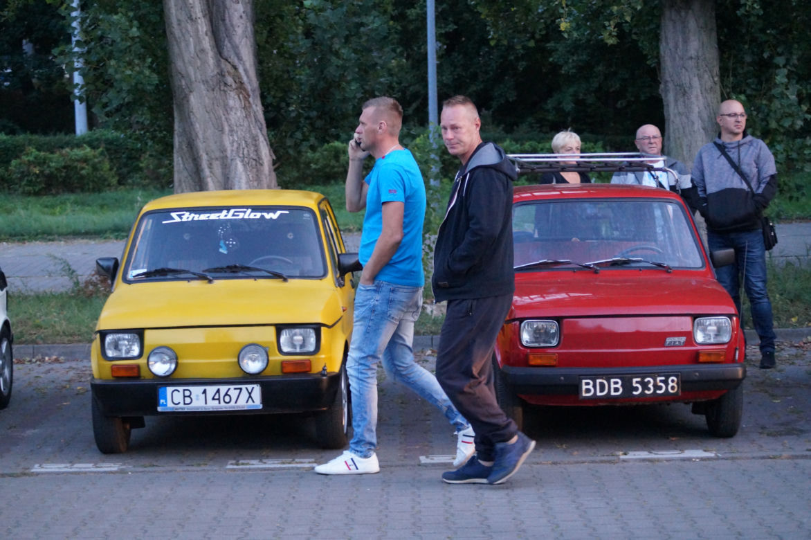 Bydgoskie Klasyki Nocą. Wyjątkowe auta zaparkowały pod Trobydem [ZDJĘCIA]