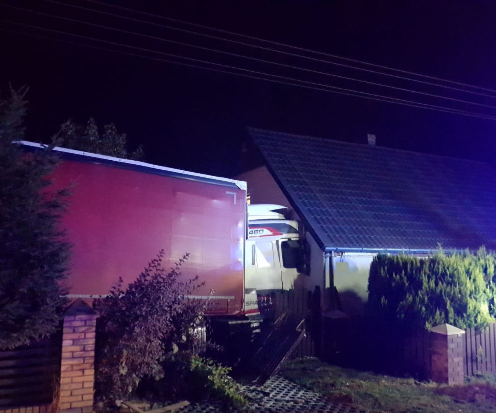Dębe: Ciężarówka wjechała w dom jednorodzinny! Ogromne straty [ZDJĘCIA]