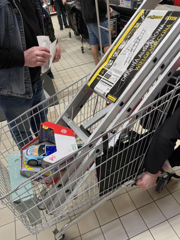 Tajemnicze wózki Auchan, to kupili klienci w Warszawie 