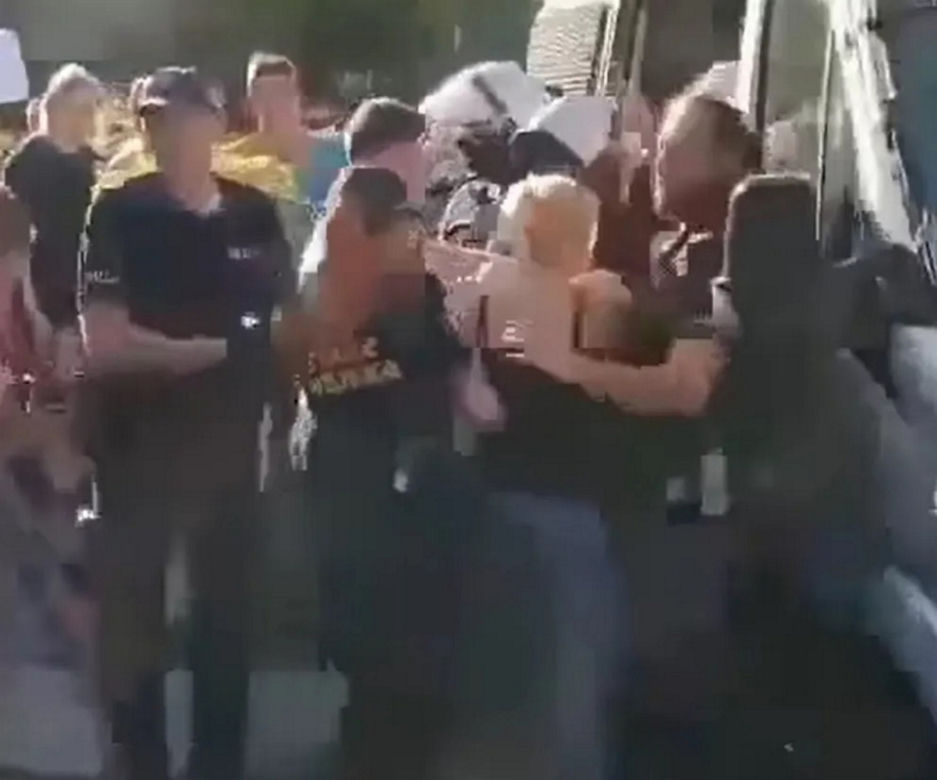 Tłum chciał dokonać samosądu na pedofilach? Szokujące sceny na basenie 