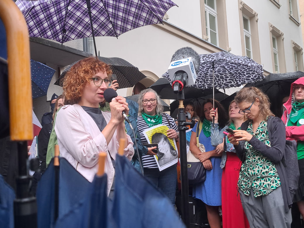 "Nigdy nie będziesz szła sama. Solidarnie z Joanna". Protest w Krakowie