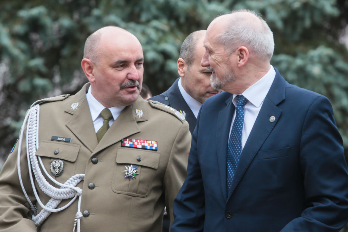 MACIEREWICZ CHCE UCZYĆ MUSZTRY I STRZELANIA.