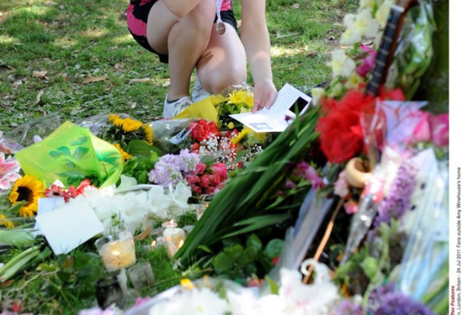 LONDYN: Fani płaczą po śmierci Amy Winehouse