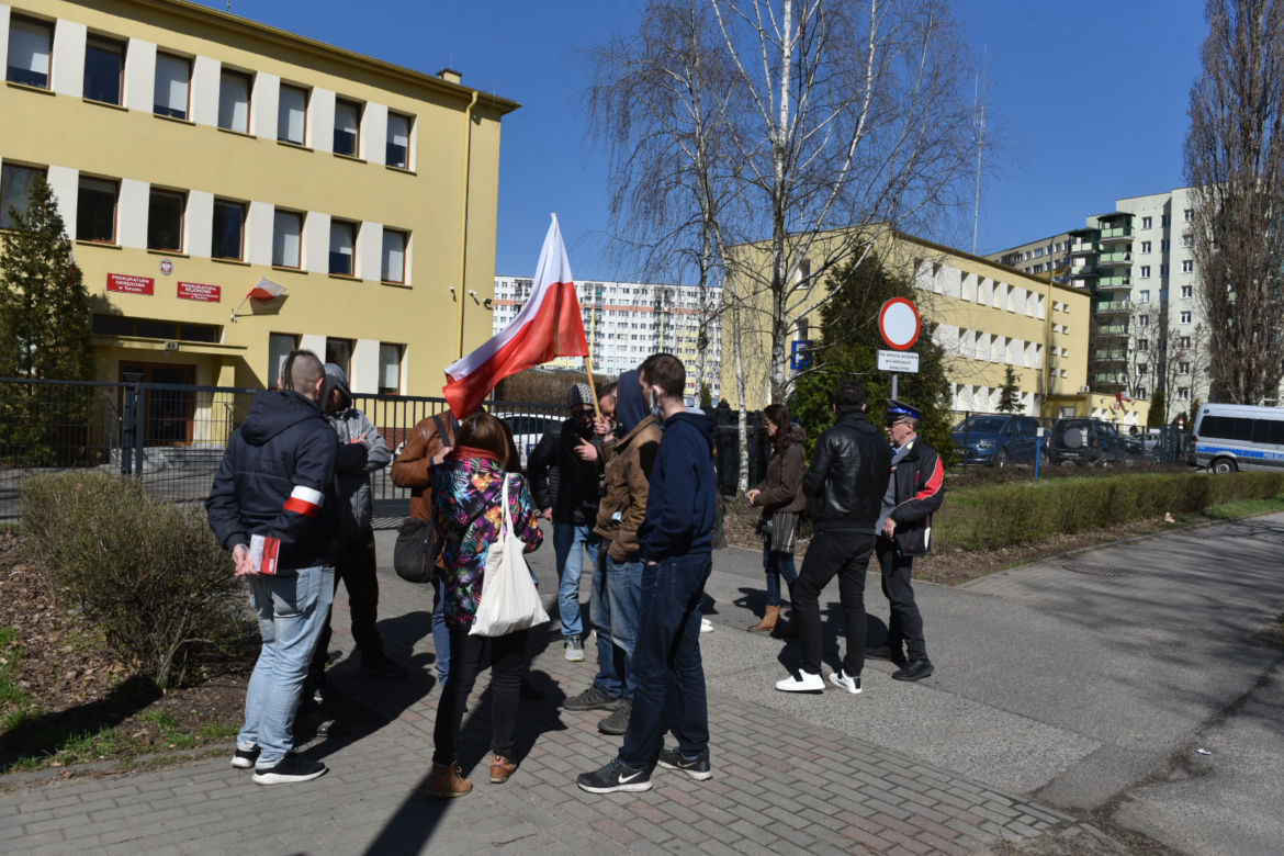 Bartosz T. przesłuchany przez prokuraturę. Zwolennicy "Wolni My" protestowali pod siedzibą w Toruniu