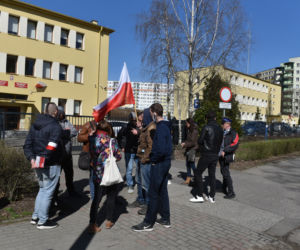 Bartosz T. przesłuchany przez prokuraturę. Zwolennicy Wolni My protestowali pod siedzibą w Toruniu