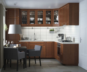 Niewielki stół z wygodnymi fotelami w małej kuchni IKEA