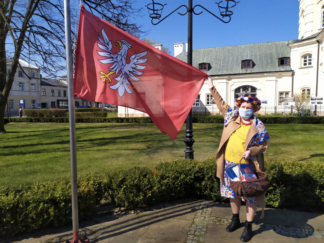 Zawieszenie flagi województwa mazowieckiego na Skwerze Kościuszki w Siedlcach - 28.04.2021