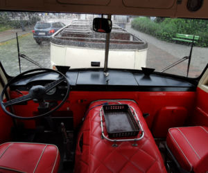 Czerwony autobus po Kaliszu mknie