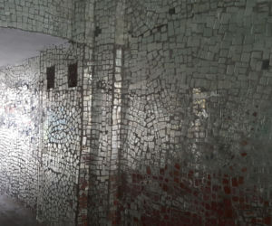 Lusterka zdobią bramę w centrum Bydgoszczy