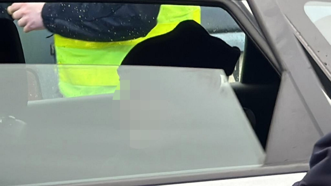 Drogowa demolka na Mokotowie. Rozbiła 8 samochodów, w aucie walały się butelki