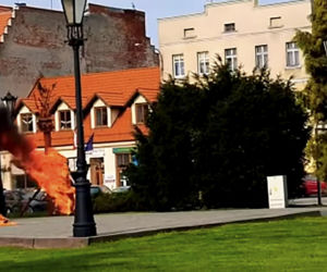 Młody mężczyzna płonął jak pochodnia na środku rynku. Horror w Strzelnie!