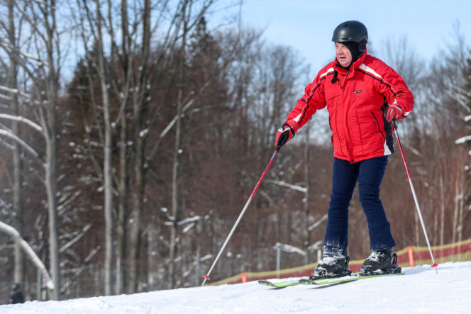 Poseł Wójcik szusuje w kasku