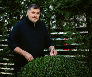 Artur Dziambor maluje pisanki