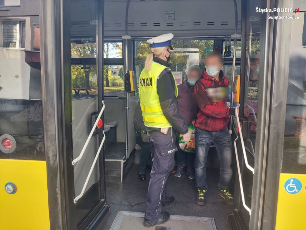 W Chorzowie i Świętochłowicach ruszyły zmasowane kontrole policji. Chodzi o maseczki w autobusach [ZDJĘCIA]