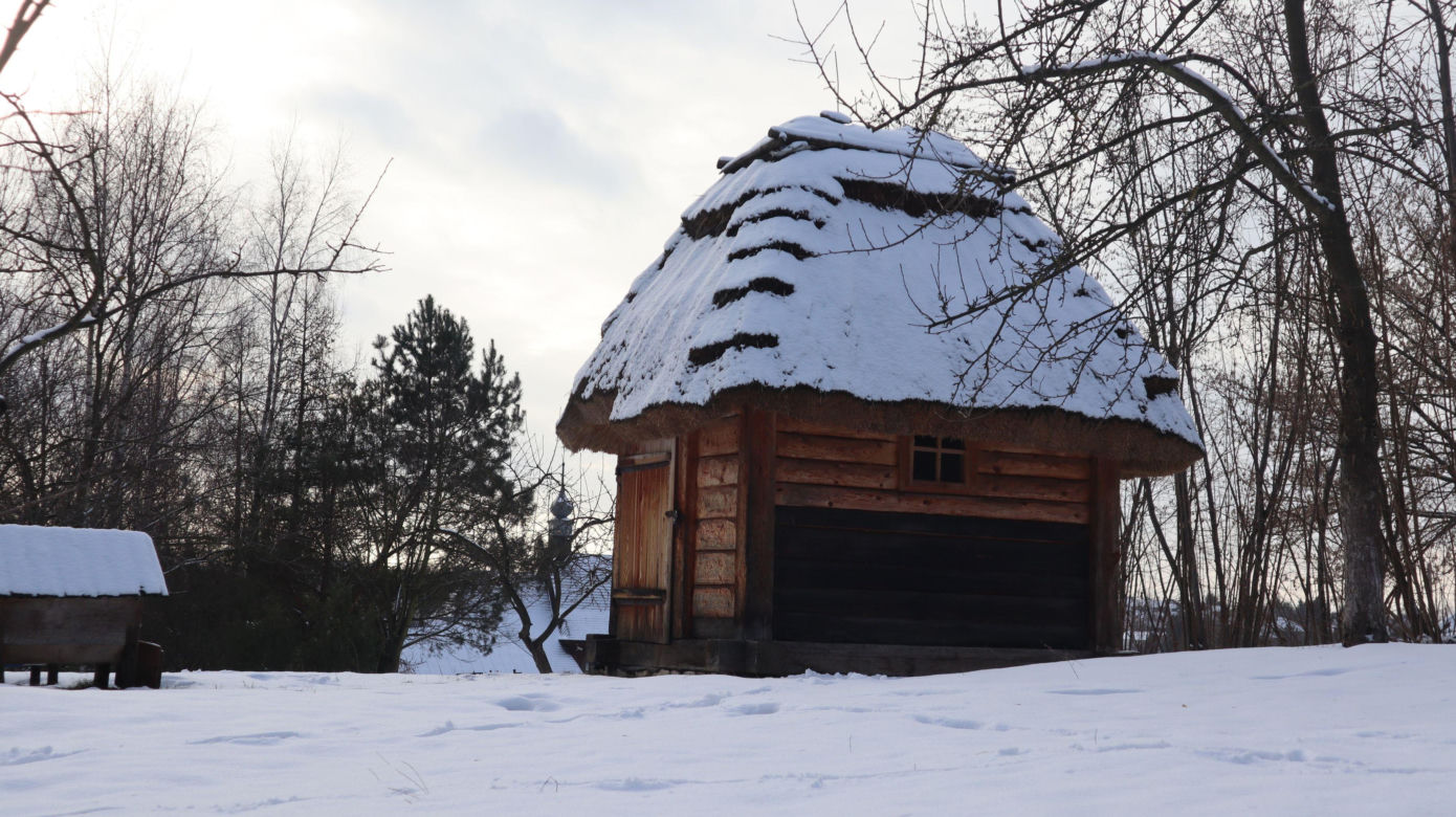 Cicho i wszędzie biało. Tak prezentuje się skansen w Lublinie w zimowej odsłonie! [GALERIA]