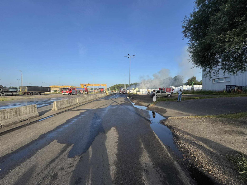 Kilkanaście wybuchów w Sławkowie. Płoną zbiorniki z paliwem