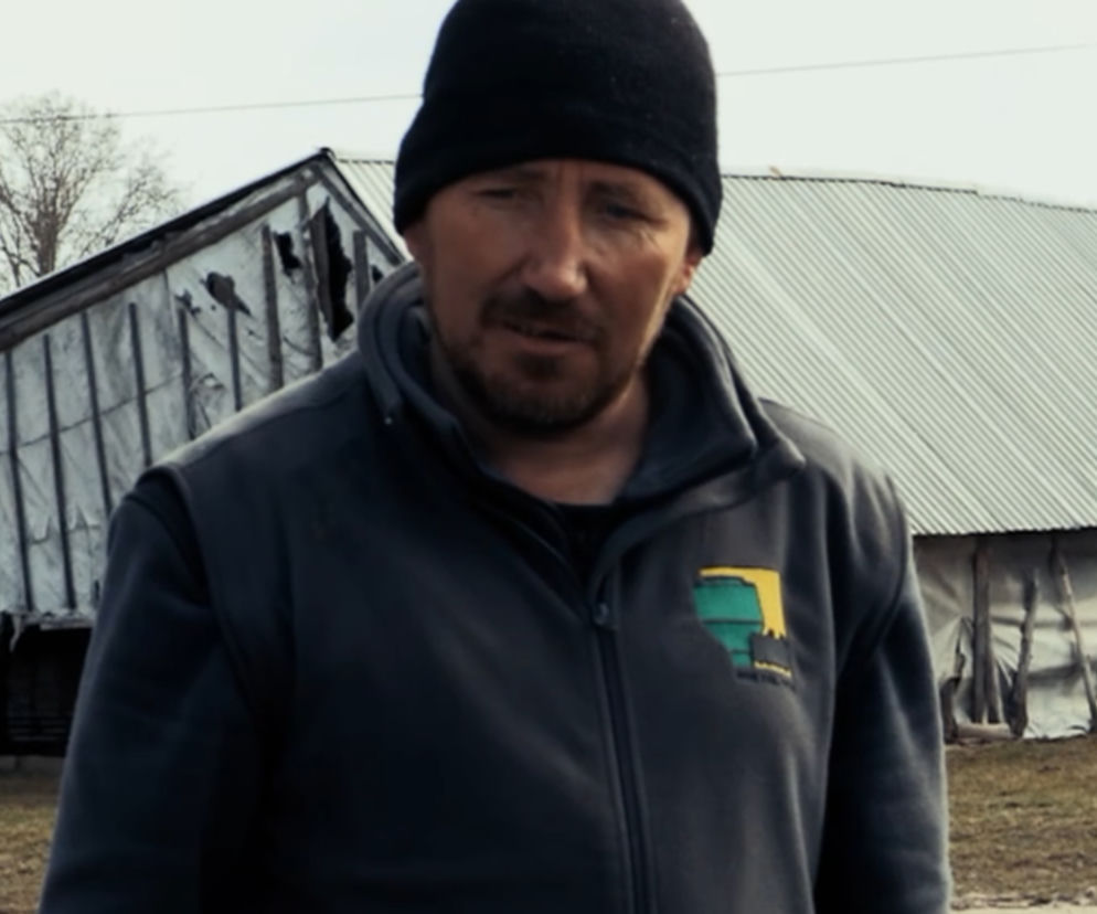 Rolnicy. Podlasie. Każdy uczy się na błędach. Andrzej z Plutycz nosi worki i ściąga folię [WIDEO]
