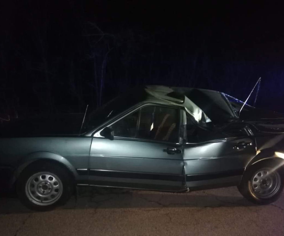 Jechał ZŁAMANYM NA PÓŁ autem kilkadziesiąt kilometrów! Policjanci byli w szoku 