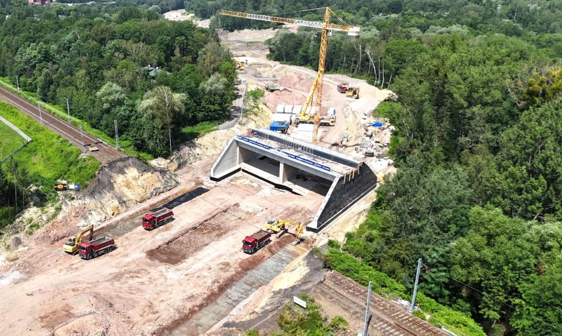Wsuwanie wiaduktu w nasyp kolejowy na trasie N-S w Rudzie Śląskiej