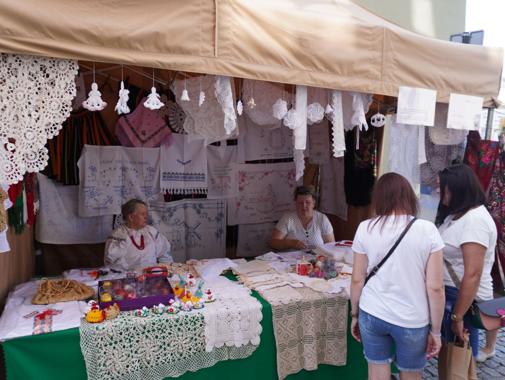 Ostatni dzień festiwalu Re:tradycja - Jarmark Jagielloński 2024. Odwiedziliśmy Błonia pod zamkiem i stoiska wystawców