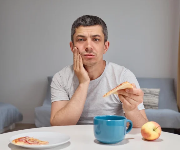 Klikanie w szczęce przy jedzeniu? Proste triki mogą uratować staw skroniowo-żuchwowy