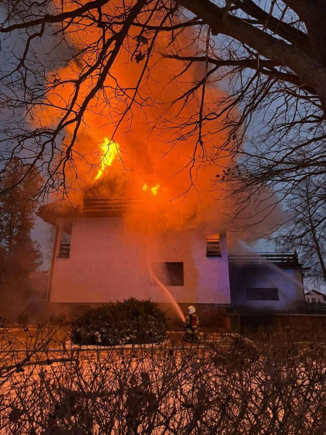 Suchedniów. Pożar domu jednorodzinnego w Nowy Rok [ZDJĘCIA]