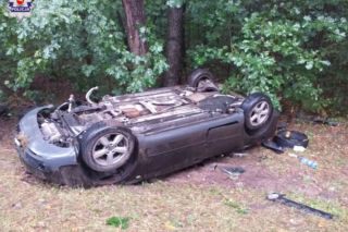 Uciekli z miejsca dachowania nie udzielając pomocy pasażerce zakleszczonej w Audi