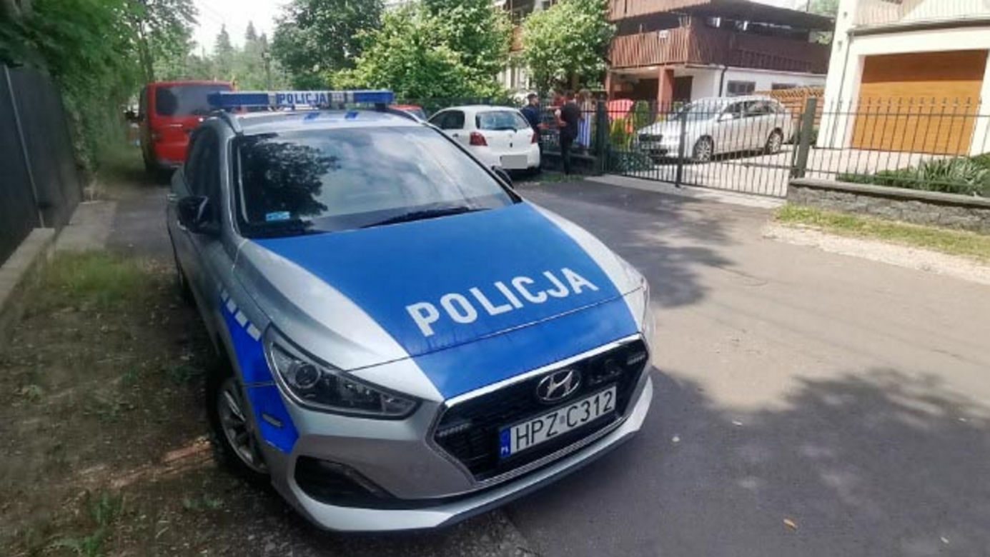 Emeryt umierał w swoim łóżku. Wokół stado psów. Gdy weszli do mieszkania, ich oczom ukazał się przerażający widok