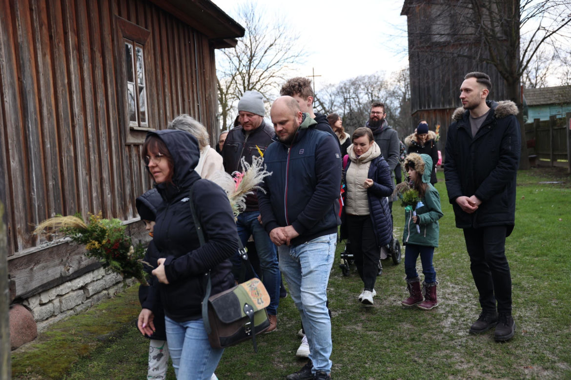 Niedziela Palmowa w lubelskim skansenie. Wokół kościoła z Matczyna przeszła procesja