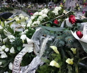 Tragedia w Salisbury. Zamordowane kobiety pochowane w Tarnowie. Grobu nie widać spod kwiatów