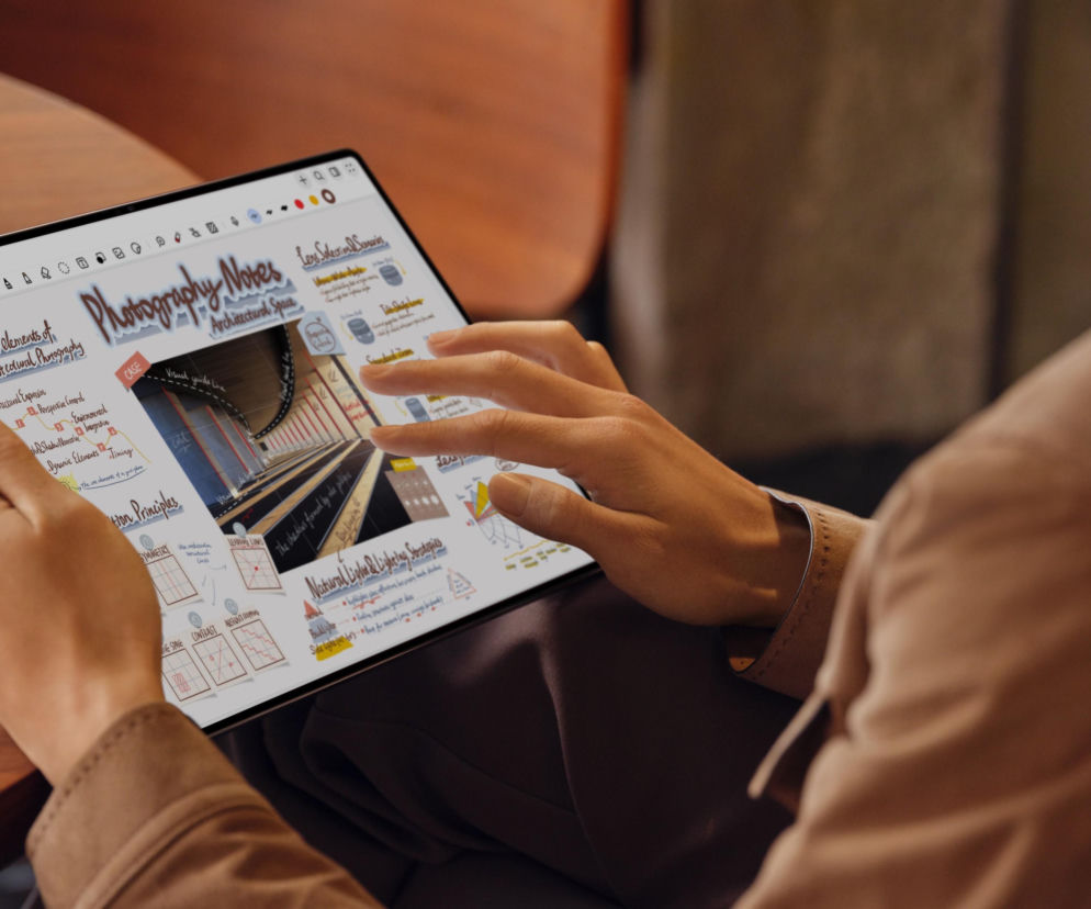 Dłonie osoby obsługującej tablet z matowym ekranem OLED. O nowych urządzeniach Huawei przeczytasz na Eska.