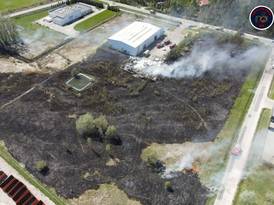 Potężny pożar pod Piasecznem. Gigantyczna chmura czarnego dymu. Widać ją z kilku kilometrów