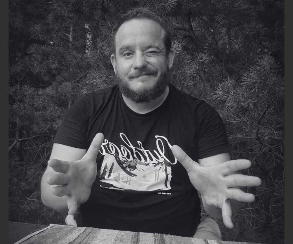 Czarno-białe zdjęcie Waldemara Krysiaka puszczającego oko. O śmierci twórcy znanego jako Myślozbir przeczytasz w serwisie Eska.