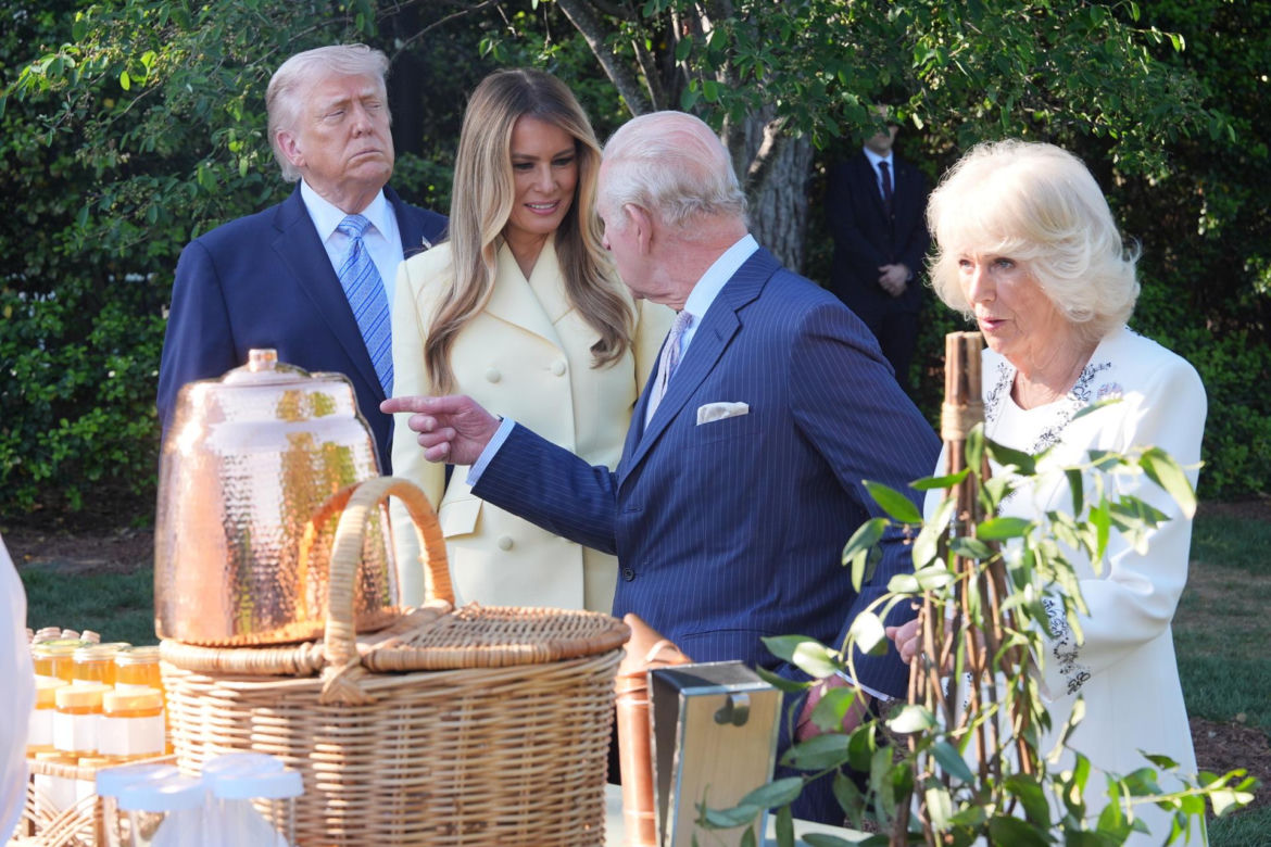 Król Karol i królowa Kamila u Trumpów. Melania dała im herbatę, a potem pokazała pasiekę w kształcie Białego Domu