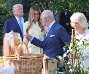 Król Karol i królowa Kamila u Trumpów. Melania dała im herbatę, a potem pokazała pasiekę w kształcie Białego Domu