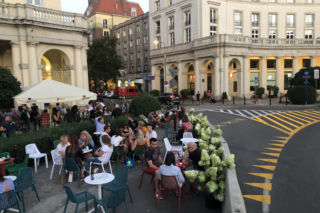 Wiemy ile kosztowało ograniczenie ruchu na pl. Zbawiciela! Ile zyska na tym miasto? [GALERIA]
