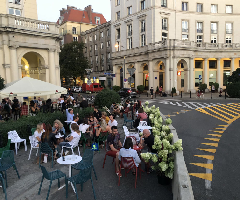 Plac Zbawiciela: Jeden pas ruchu tylko dla restauratorów. Warszawiacy w szoku