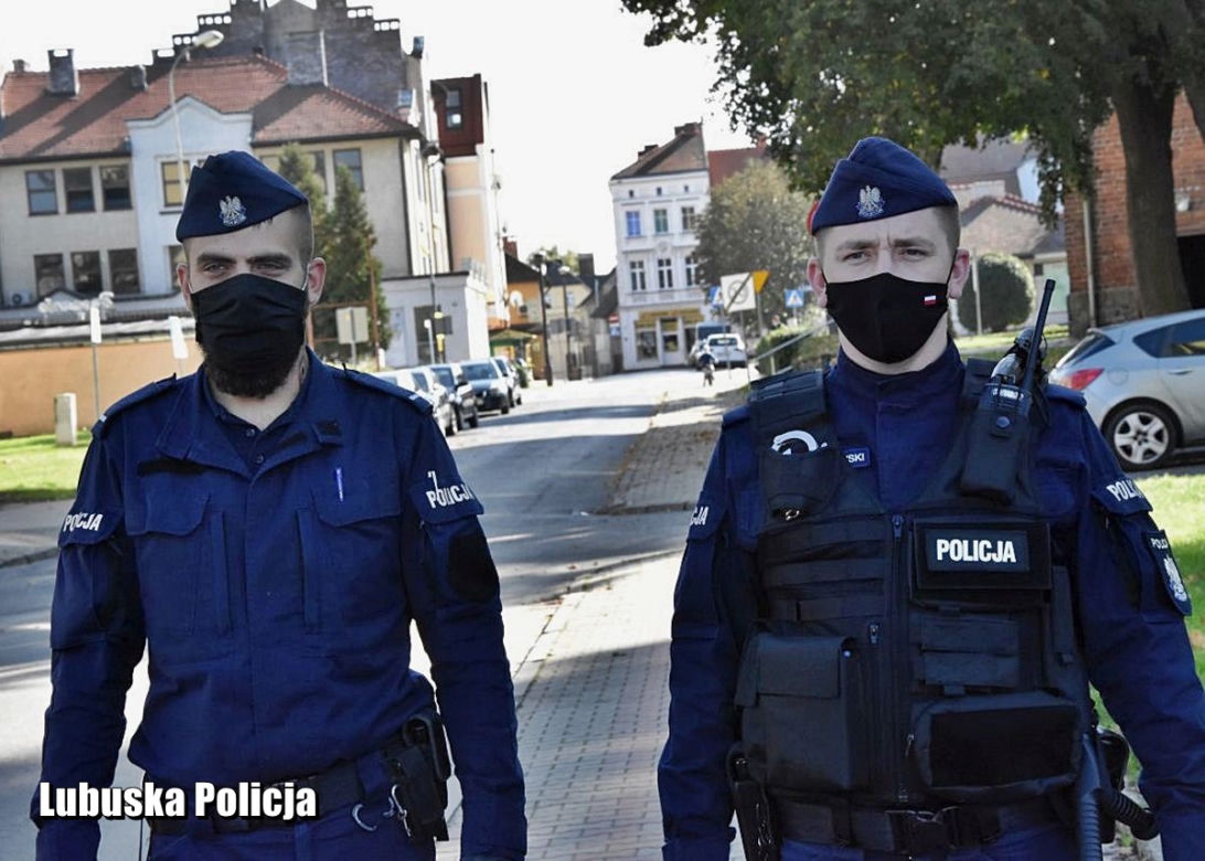 Policjanci sprawdzają czy nosimy maseczki.