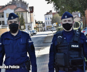 Policjanci sprawdzają czy nosimy maseczki.