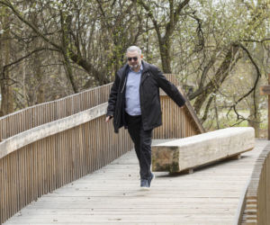 Karol Karski w lesie