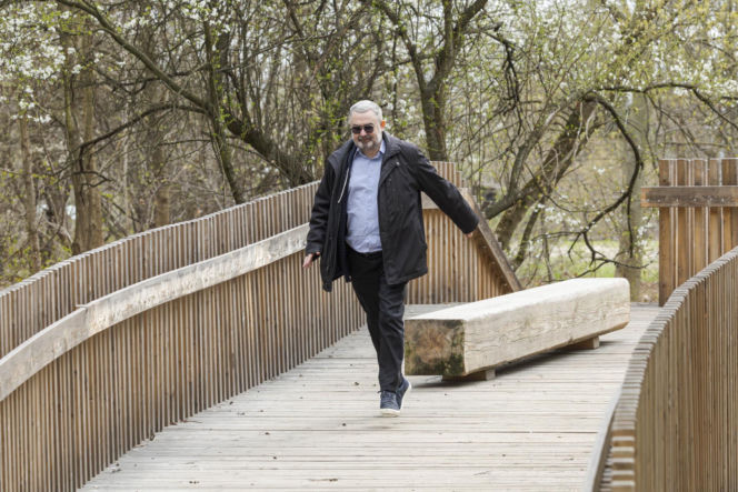 Karol Karski w lesie