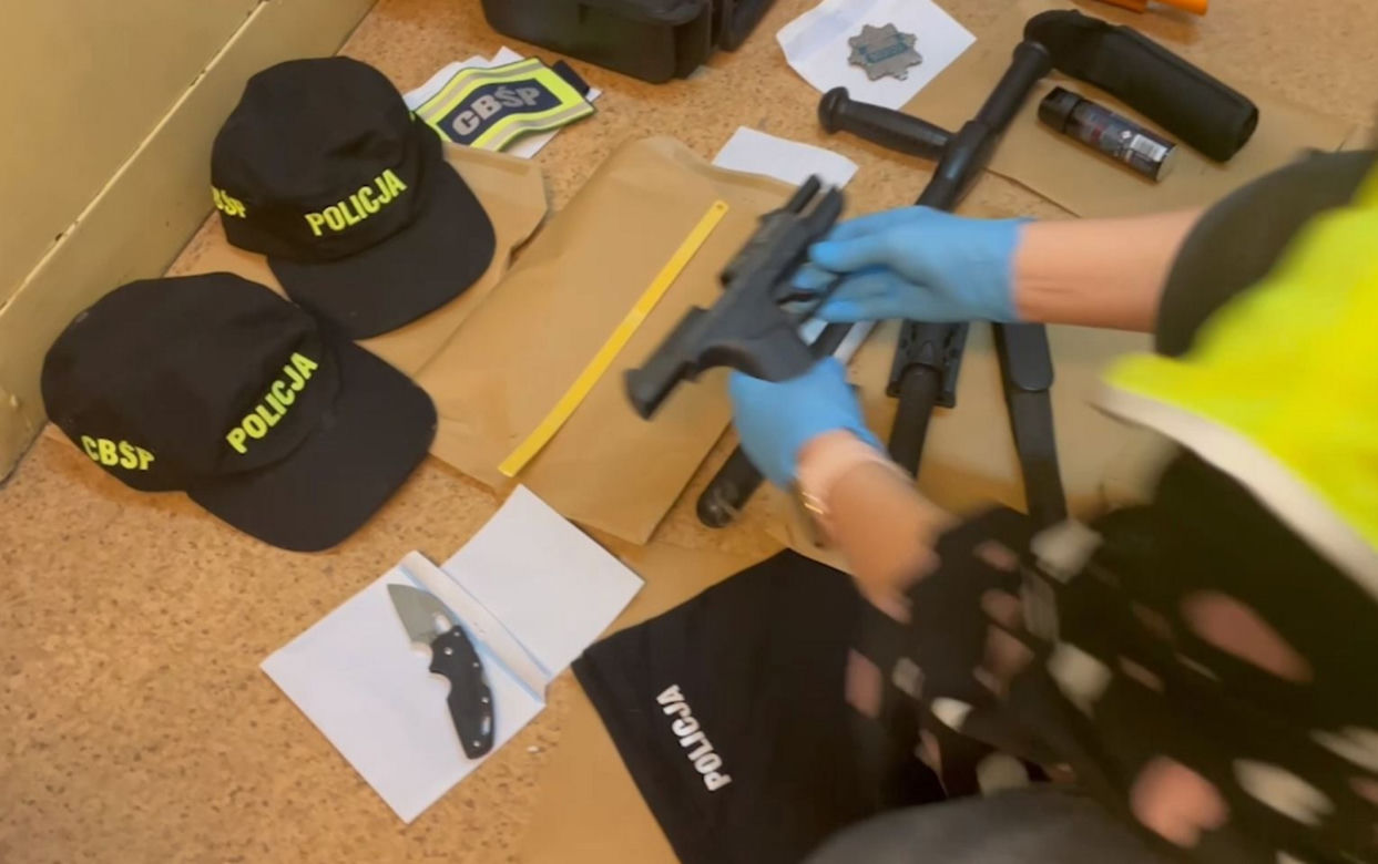 W mundurach policji sterroryzowali rodzinę. Przerażający napad pod Aleksandrowem Łódzkim [ZDJĘCIA]