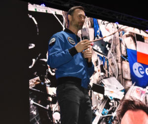 Sławosz Uznański-Wiśniewski w Toruniu. Gigantyczna kolejka pod Aulą UMK