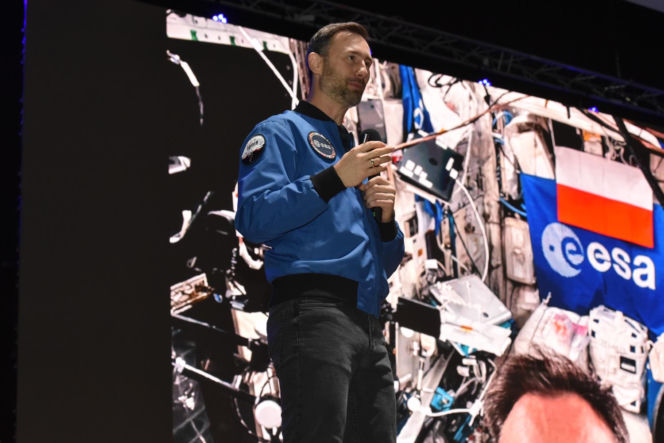 Sławosz Uznański-Wiśniewski w Toruniu. Gigantyczna kolejka pod Aulą UMK