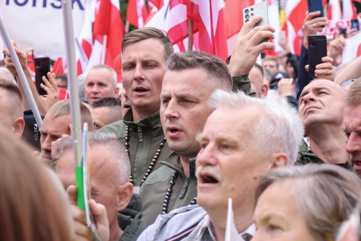 Zwolennicy Karola Nawrockiego pod Sejmem 6.08.2025
